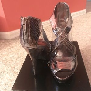 Never worn Carlos by Carlos Santana pewter pump
